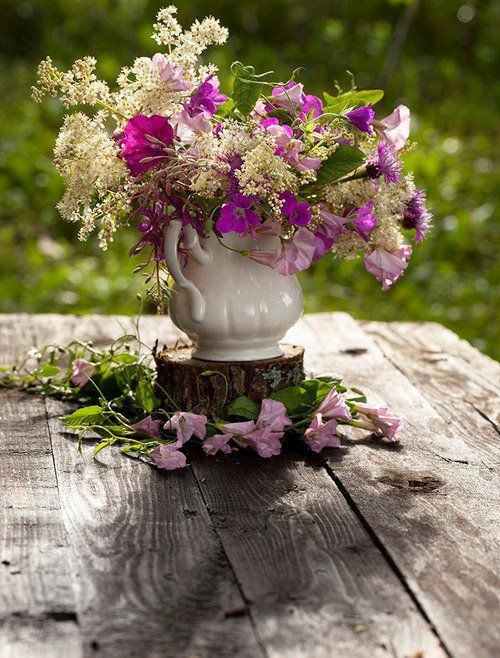 El jarrón de flores al centro de la mesa - LAS VOCES DEL COVID